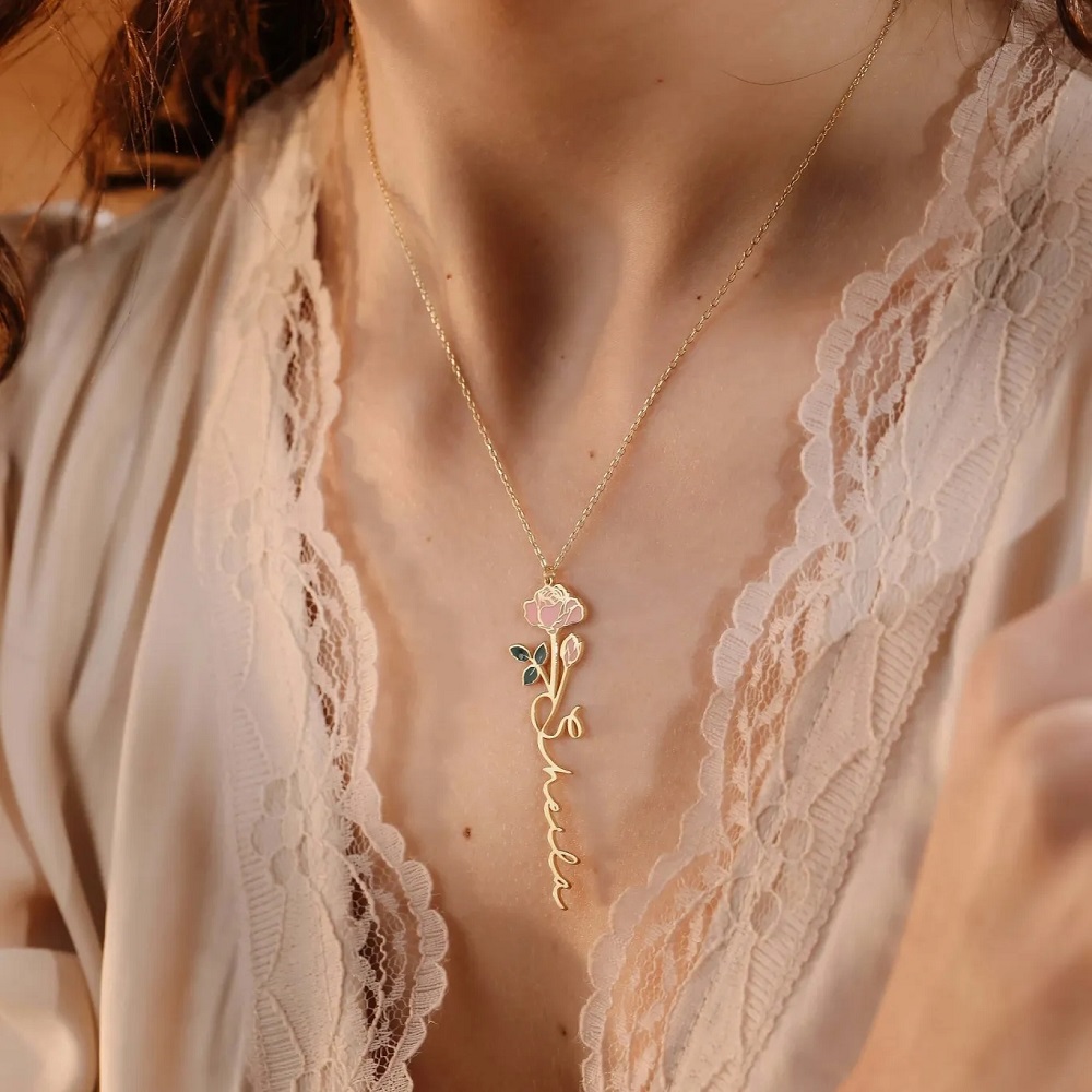 Personalized Name Necklace Wit - Birth Flower Necklace recension och pris